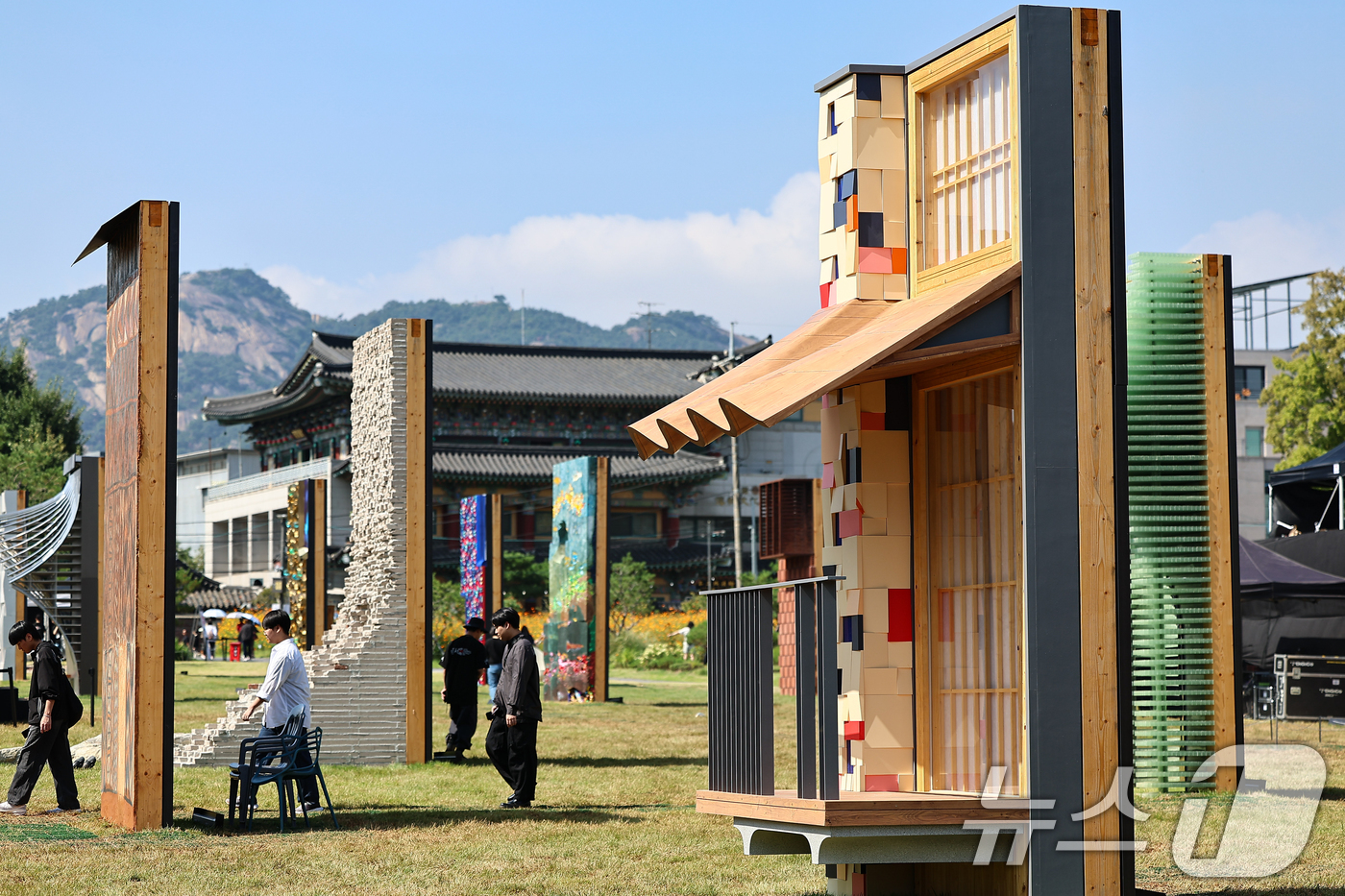 (서울=뉴스1) 김도우 기자 = 서울시가 2년마다 개최하는 국제 행사 '서울도시건축비엔날레' 개막일인 26일 서울 종로구 열린송현 녹지광장에 조형물들이 설치돼 있다. 2025.9. …