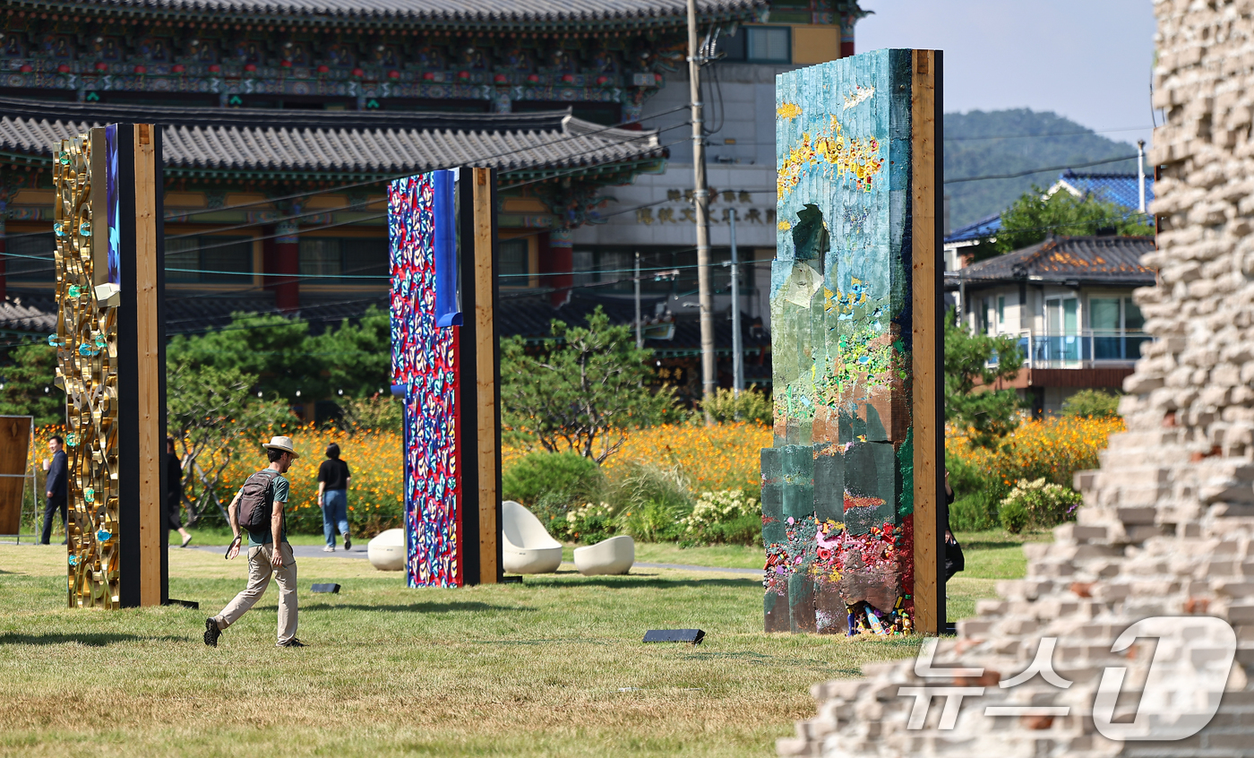 (서울=뉴스1) 김도우 기자 = 서울시가 2년마다 개최하는 국제 행사 '서울도시건축비엔날레' 개막일인 26일 서울 종로구 열린송현 녹지광장에 조형물들이 설치돼 있다. 2025.9. …