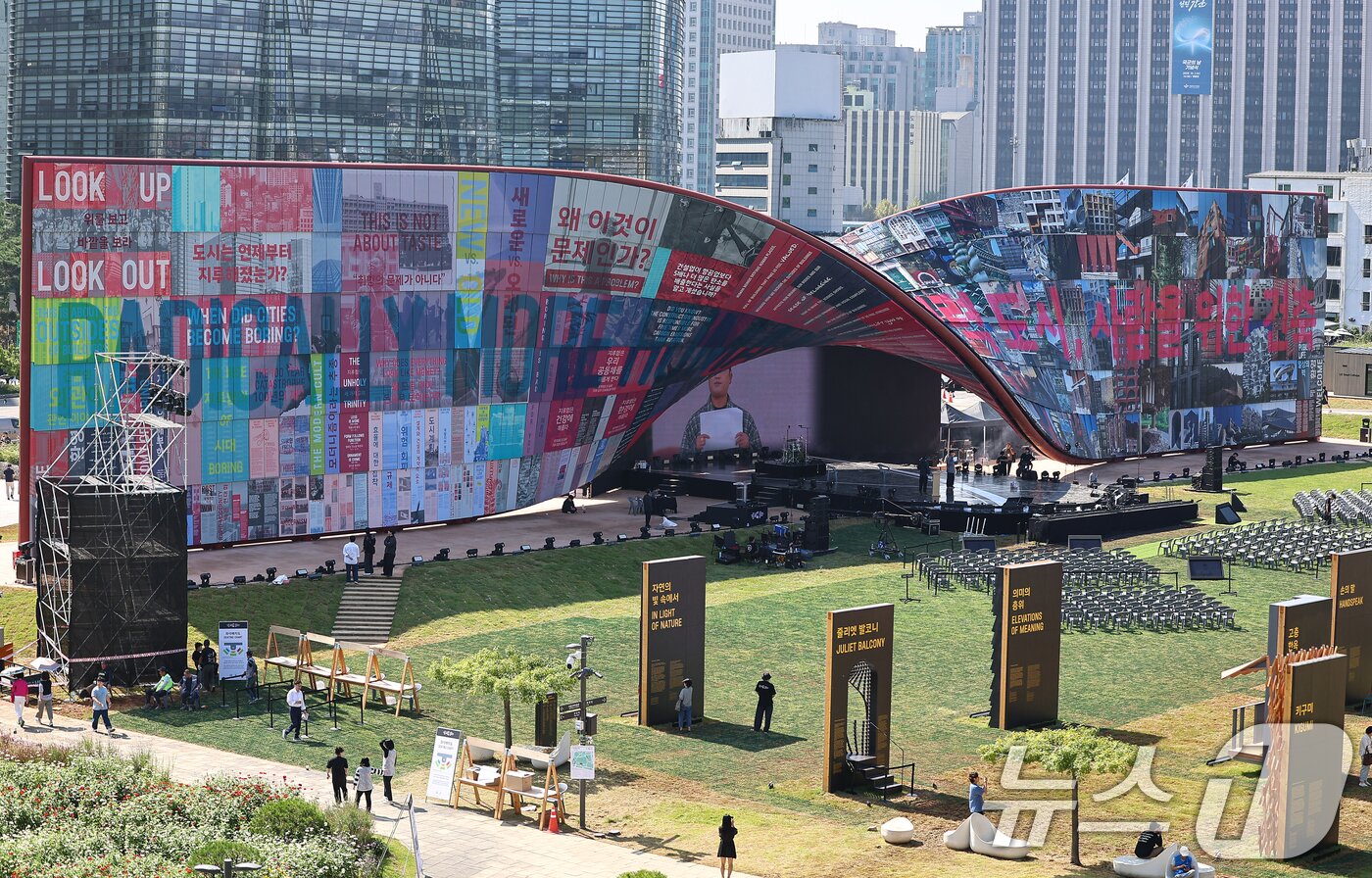 본문 이미지 - 서울시가 2년마다 개최하는 국제 행사 &#39;서울도시건축비엔날레&#39; 개막일인 26일 서울 종로구 열린송현 녹지광장에 조형물들이 설치돼 있다. 2025.9.26/뉴스1 ⓒ News1 김도우 기자