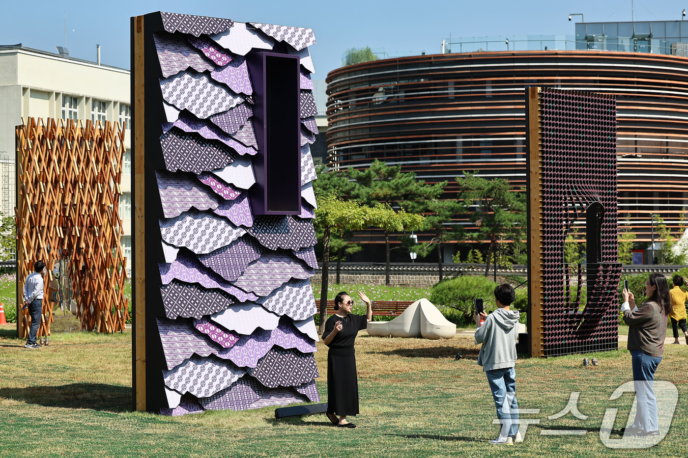 (서울=뉴스1) 김도우 기자 = 서울시가 2년마다 개최하는 국제 행사 '서울도시건축비엔날레' 개막일인 26일 서울 종로구 열린송현 녹지광장에 조형물들이 설치돼 있다. 2025.9. …