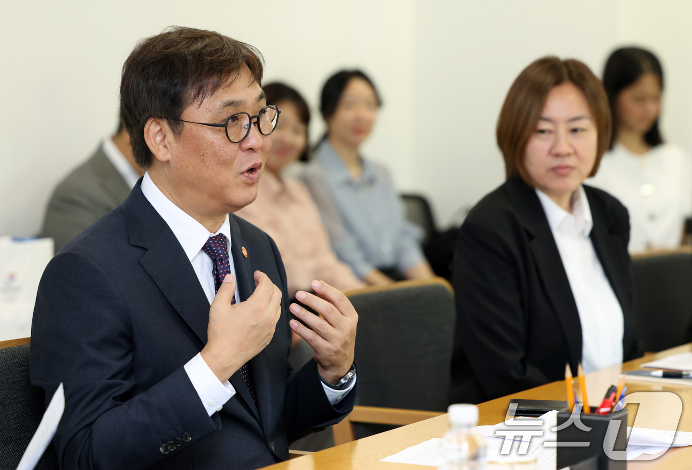 (서울=뉴스1) = 최휘영 문화체육관광부 장관이 26일 서울 종로구 국립현대미술관 서울관에서 쿠닝 파타마 리스왓트라쿤 국제올림픽(IOC) 위원을 만나 국제스포츠 분야 협력 방안 등 …