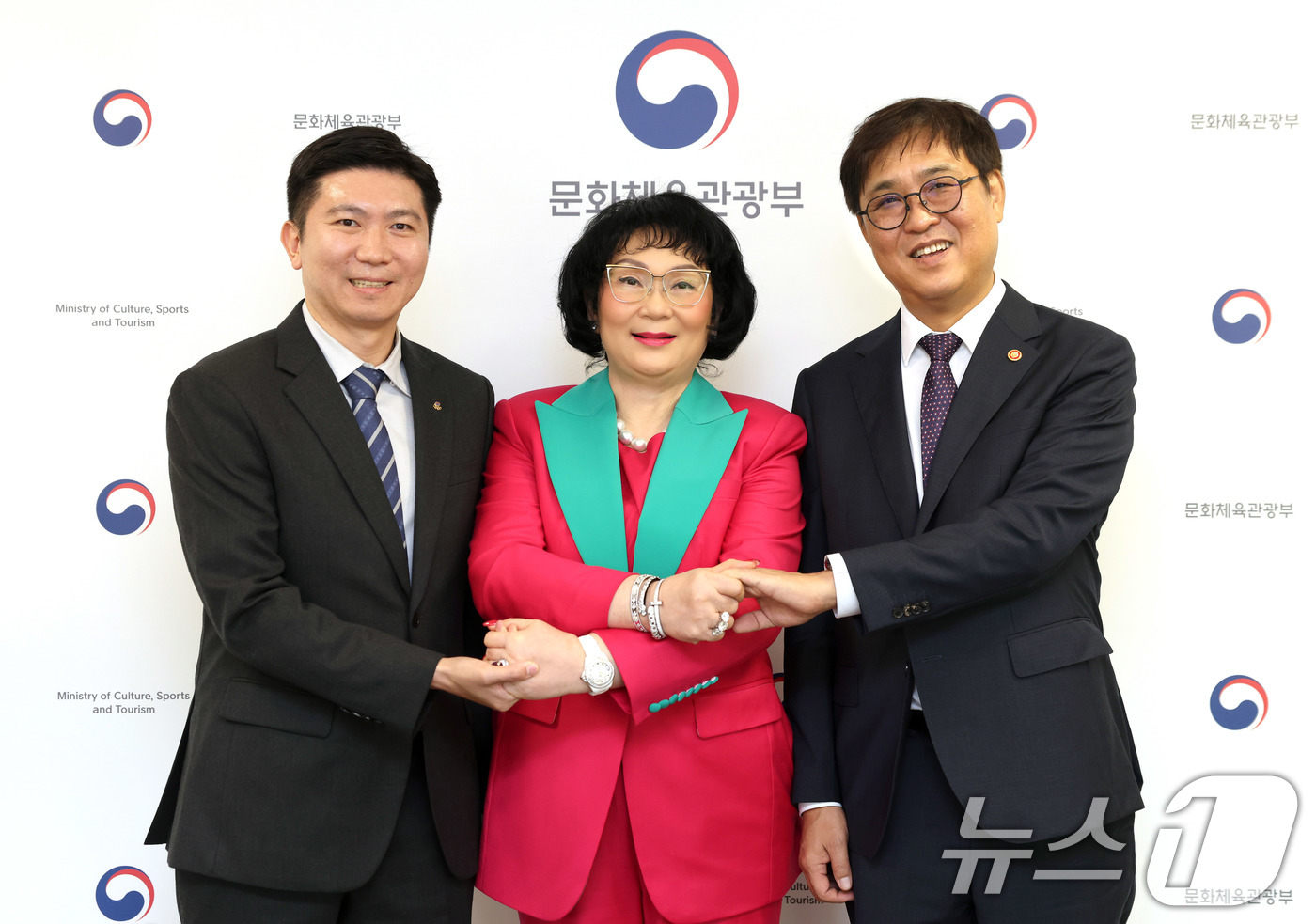 (서울=뉴스1) = 최휘영 문화체육관광부 장관과 유승민 대한체육회장이 26일 서울 종로구 국립현대미술관 서울관에서 쿠닝 파타마 리스왓트라쿤 국제올림픽(IOC) 위원을 만나 기념 촬 …