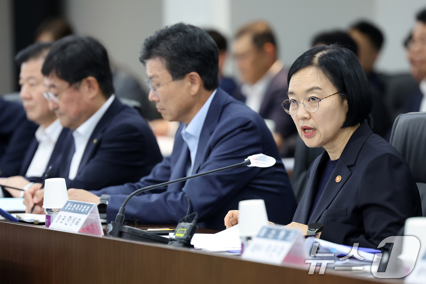 (서울=뉴스1) 황기선 기자 = 한성숙 중소벤처기업부 장관이 26일 오후 서울 영등포구 여의도 중소기업중앙회에서 열린 2025년 중소기업 금융지원위원회에서 모두발언을 하고 있다.중 …