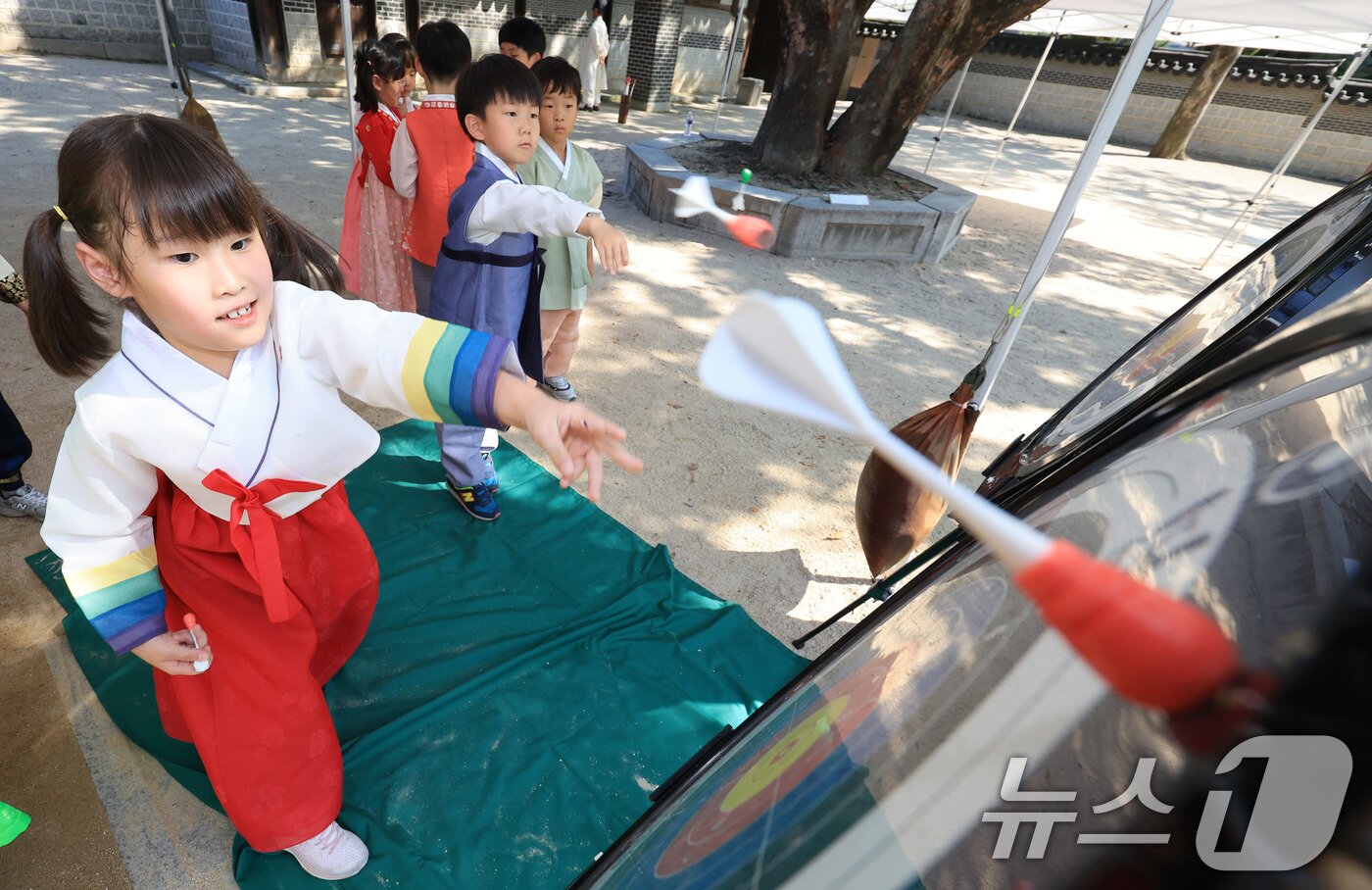 본문 이미지 - 26일 서울 종로구 운련궁에서 열린 ‘제3회 종로 전통생활문화한마당’을 찾은 명륜어린이집 아이들이 다트 던지기를 하고 있다. 2025.9.26/뉴스1 ⓒ News1 이호윤 기자