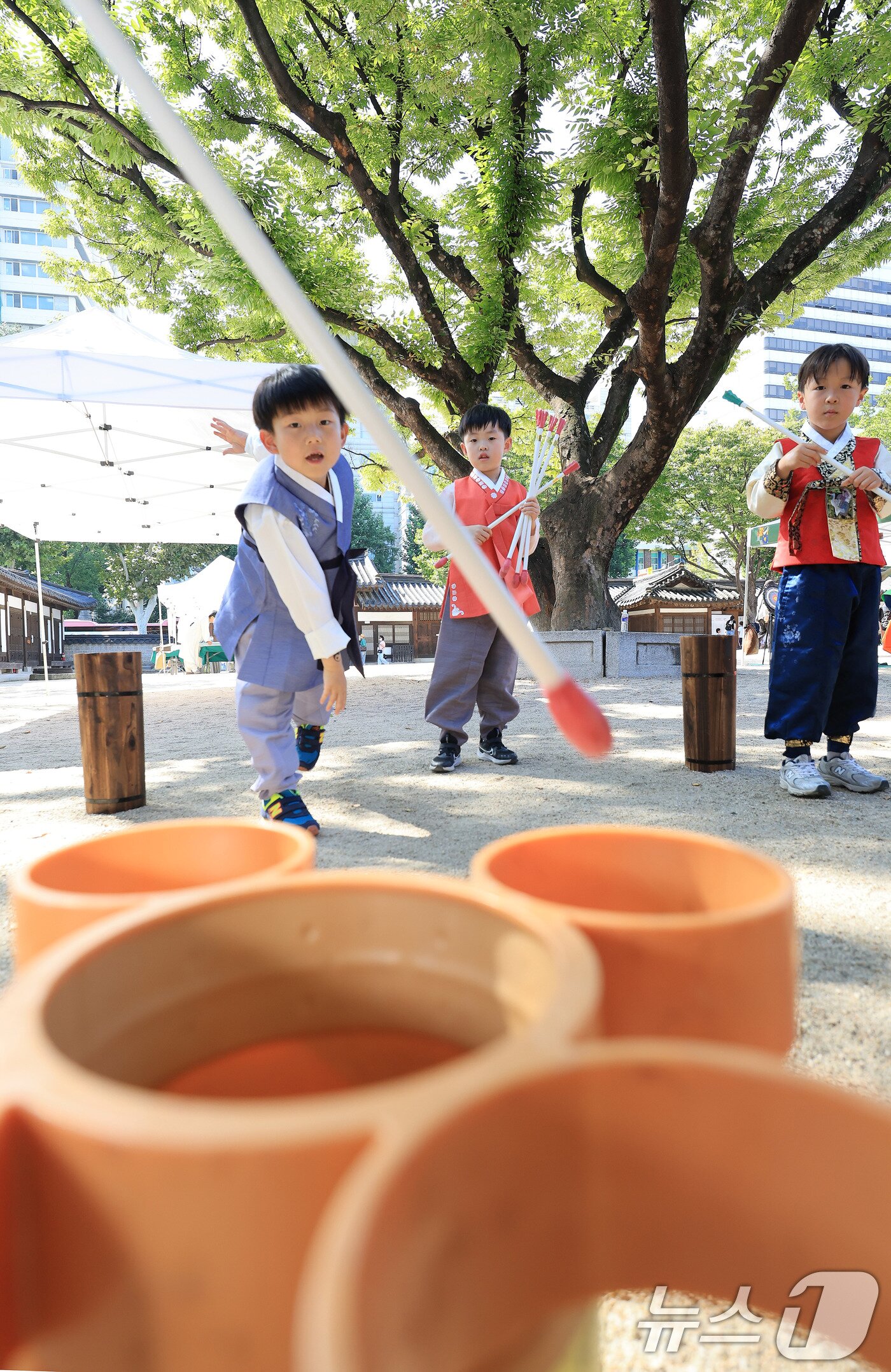 본문 이미지 - 26일 서울 종로구 운련궁에서 열린 ‘제3회 종로 전통생활문화한마당’을 찾은 명륜어린이집 아이들이 투호던지기를 하고 있다. 2025.9.26/뉴스1 ⓒ News1 이호윤 기자