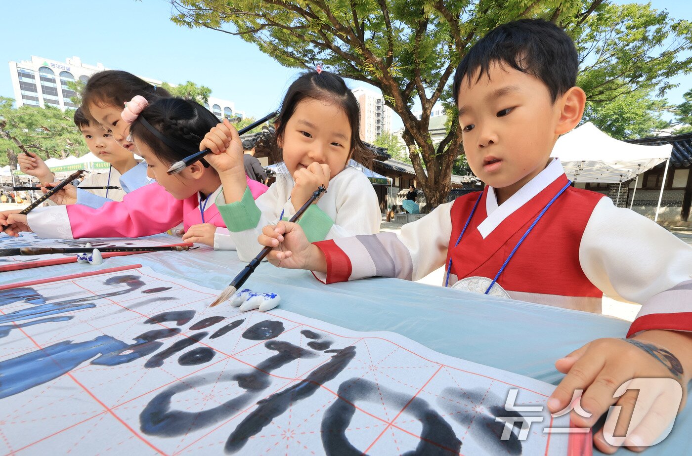 본문 이미지 - 26일 서울 종로구 운련궁에서 열린 ‘제3회 종로 전통생활문화한마당’을 찾은 명륜어린이집 아이들이 전통서예체험을 하고 있다. 2025.9.26/뉴스1 ⓒ News1 이호윤 기자