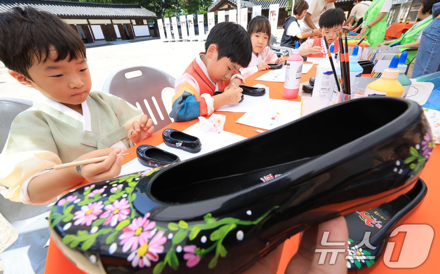 본문 이미지 - 26일 서울 종로구 운련궁에서 열린 ‘제3회 종로 전통생활문화한마당’을 찾은 명륜어린이집 아이들이 꽃고무신만들기 체험을 하고 있다. 2025.9.26/뉴스1 ⓒ News1 이호윤 기자