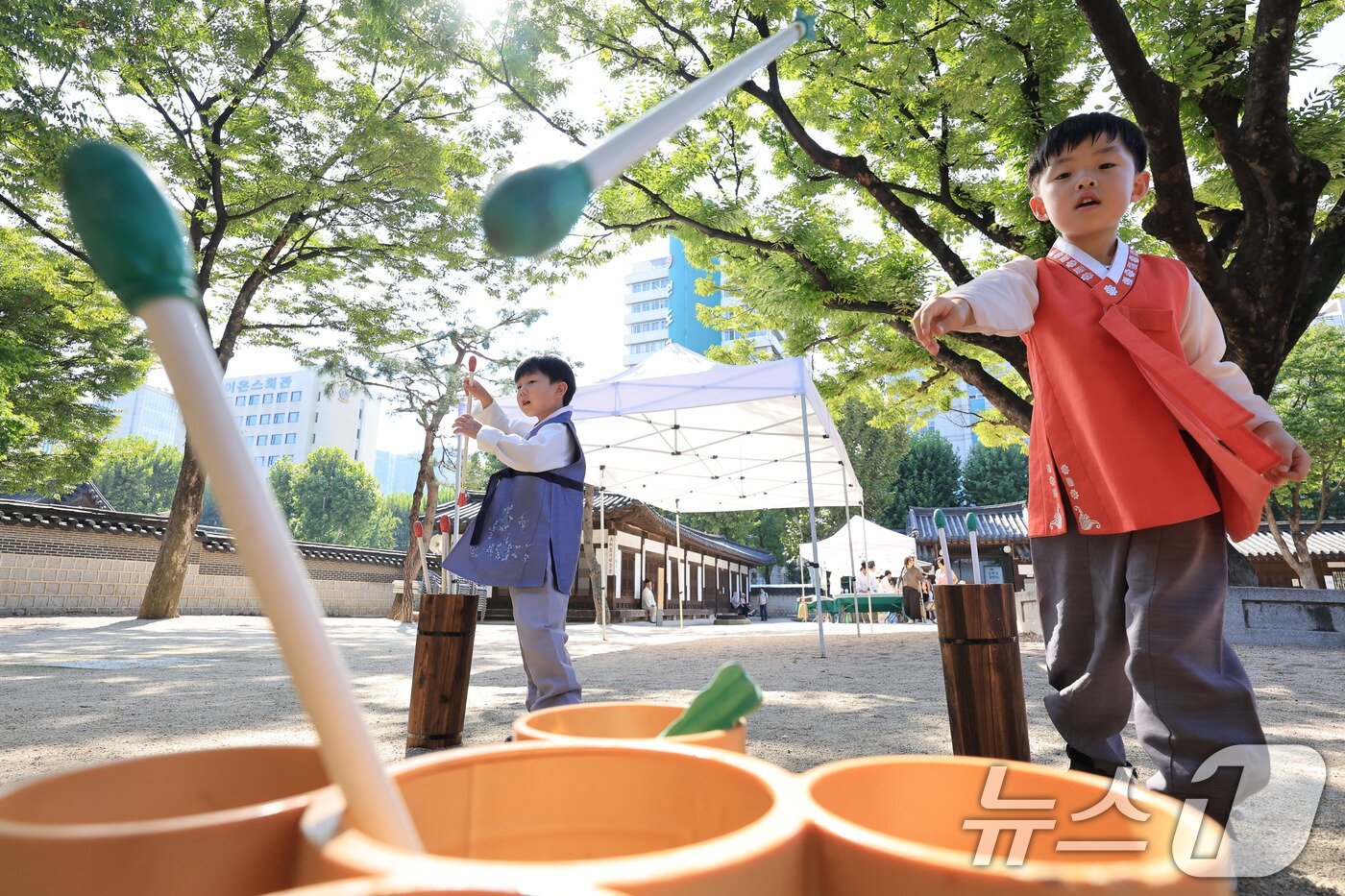 본문 이미지 - 26일 서울 종로구 운련궁에서 열린 ‘제3회 종로 전통생활문화한마당’을 찾은 명륜어린이집 아이들이 투호던지기를 하고 있다. 2025.9.26/뉴스1 ⓒ News1 이호윤 기자