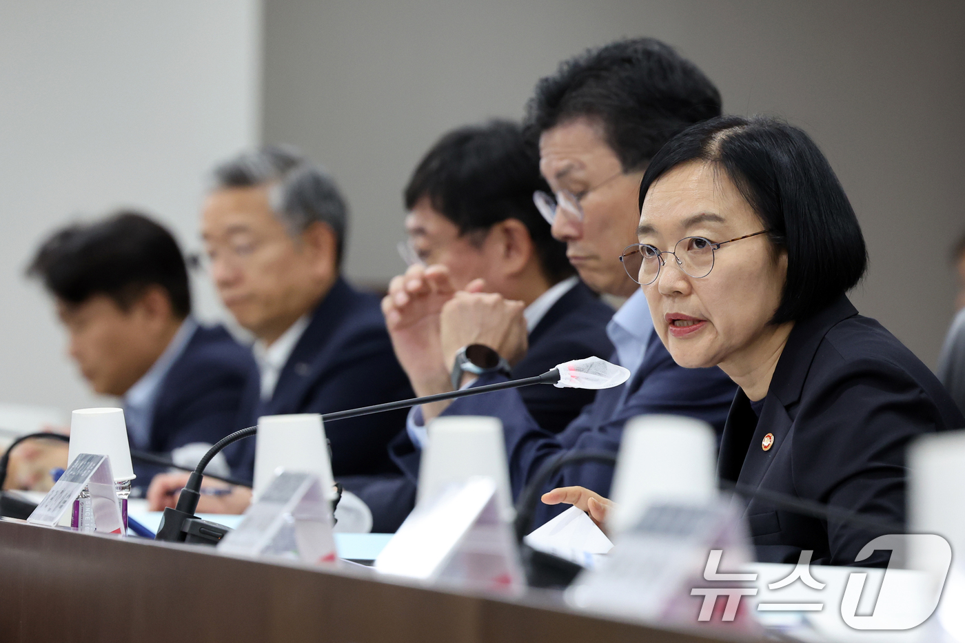 (서울=뉴스1) 황기선 기자 = 한성숙 중소벤처기업부 장관이 26일 오후 서울 영등포구 여의도 중소기업중앙회에서 열린 2025년 중소기업 금융지원위원회에서 모두발언을 하고 있다.중 …