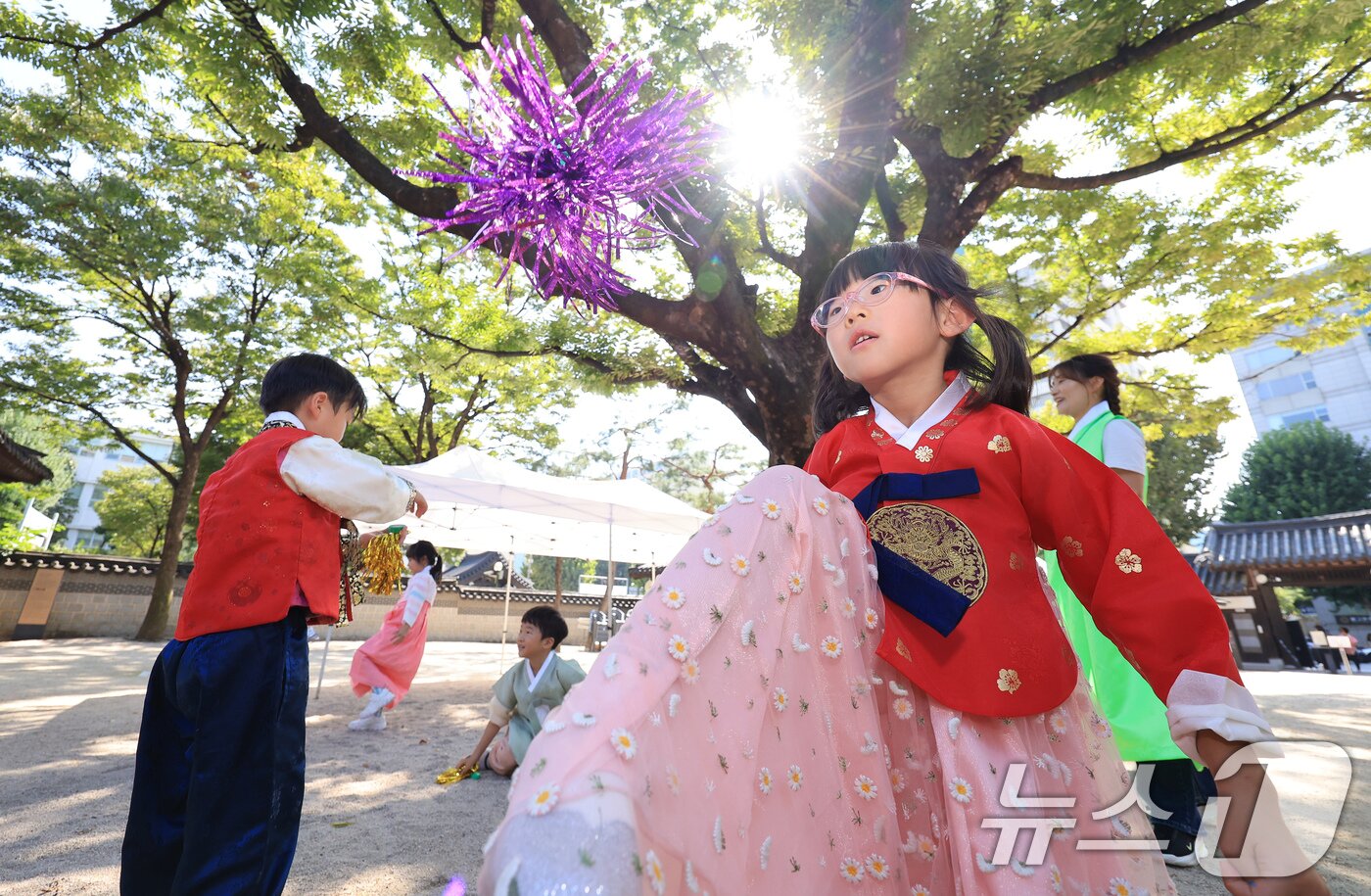 본문 이미지 - 26일 서울 종로구 운련궁에서 열린 ‘제3회 종로 전통생활문화한마당’을 찾은 명륜어린이집 아이들이 제기차기를 하고 있다. 2025.9.26/뉴스1 ⓒ News1 이호윤 기자