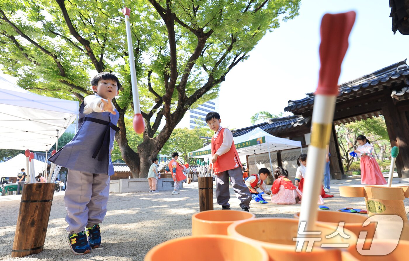 본문 이미지 - 26일 서울 종로구 운련궁에서 열린 ‘제3회 종로 전통생활문화한마당’을 찾은 명륜어린이집 아이들이 투호던지기를 하고 있다. 2025.9.26/뉴스1 ⓒ News1 이호윤 기자