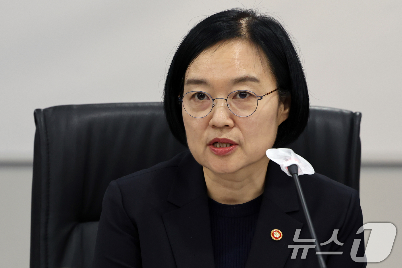 (서울=뉴스1) 황기선 기자 = 한성숙 중소벤처기업부 장관이 26일 오후 서울 영등포구 여의도 중소기업중앙회에서 열린 2025년 중소기업 금융지원위원회에서 모두발언을 하고 있다.중 …