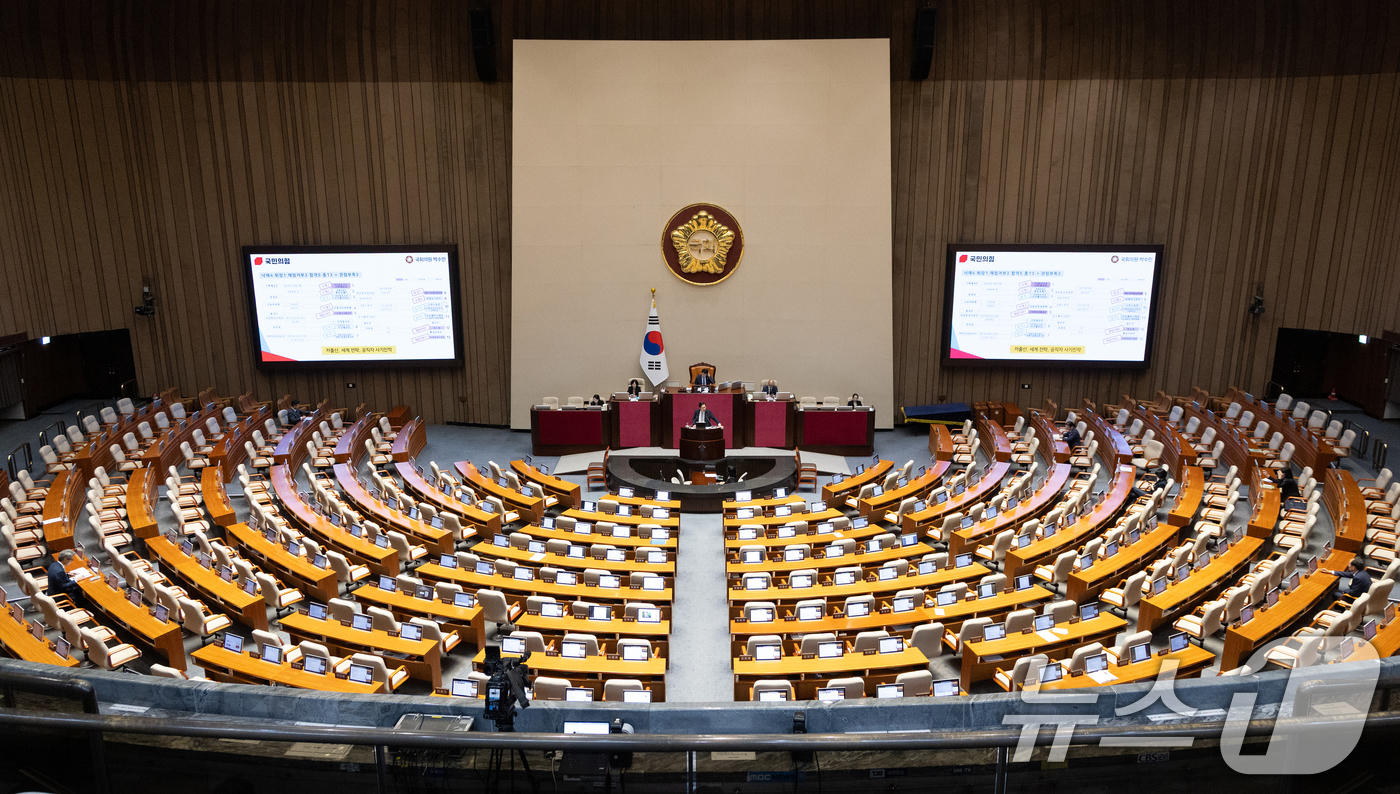 (서울=뉴스1) 이승배 기자 = 박수민 국민의힘 의원이 25일 서울 여의도 국회에서 열린 제 429회 국회(정기회) 제9차 본회의에서 정부조직법 일부개정법률안(대안)에 대한 무제한 …