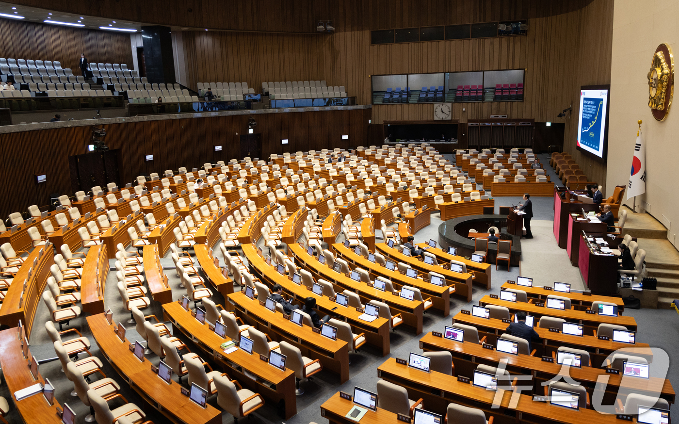 (서울=뉴스1) 이승배 기자 = 박수민 국민의힘 의원이 25일 서울 여의도 국회에서 열린 제 429회 국회(정기회) 제9차 본회의에서 정부조직법 일부개정법률안(대안)에 대한 무제한 …