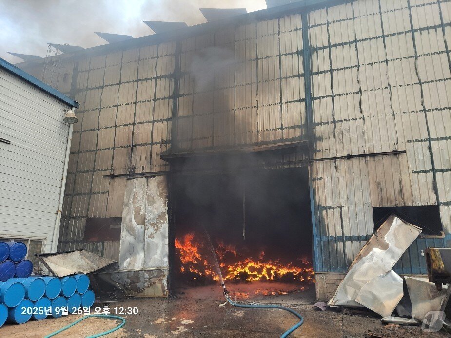 본문 이미지 - 26일 오전 11시 35분쯤 전남 광양시 태인동의 한 타이어공장 철심 부품 보관창고에서 화재가 발생해 소방당국이 진화하고 있다.&#40;전남소방본부 제공. 재판매 및 DB 금지&#41; ⓒ News1 박지현 기자