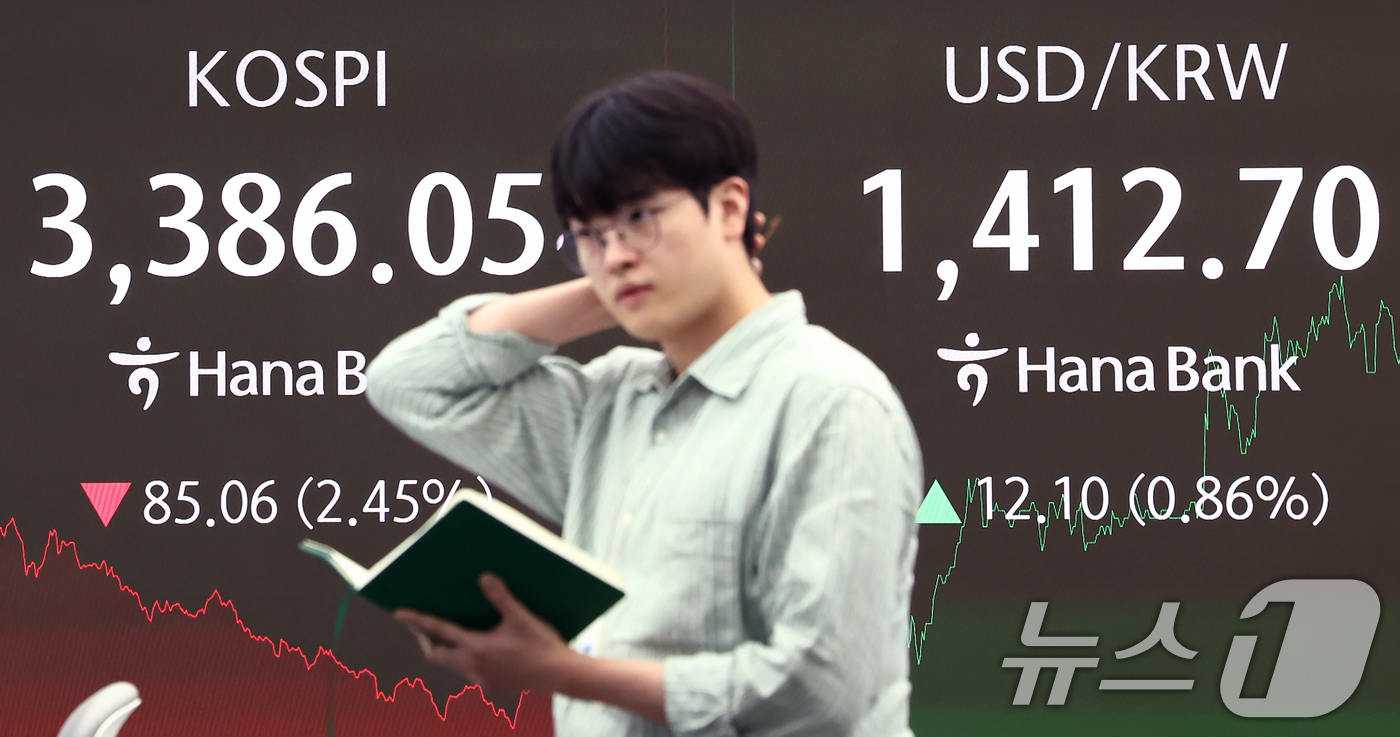 (서울=뉴스1) 김민지 기자 = 26일 오후 서울 중구 하나은행 본점 딜링룸 전광판에 코스피 종가가 나오고 있다.이날 코스피는 전 거래일(3471.11)보다 85.06포인트(2.4 …