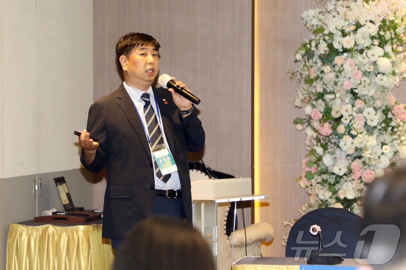 본문 이미지 - 손주형 농어촌공사 제주본부 부장이 26일 제주아스타호텔에서 열린 '제10회 제주플러스포럼'에서 발제하고 있다. 이 포럼은 제주대학교RISE사업단과 제주연구원, 뉴스1이 공동 주최하고 뉴스1 제주본부가 주관한다.2025.9.26/뉴스1 ⓒ News1 홍수영 기자