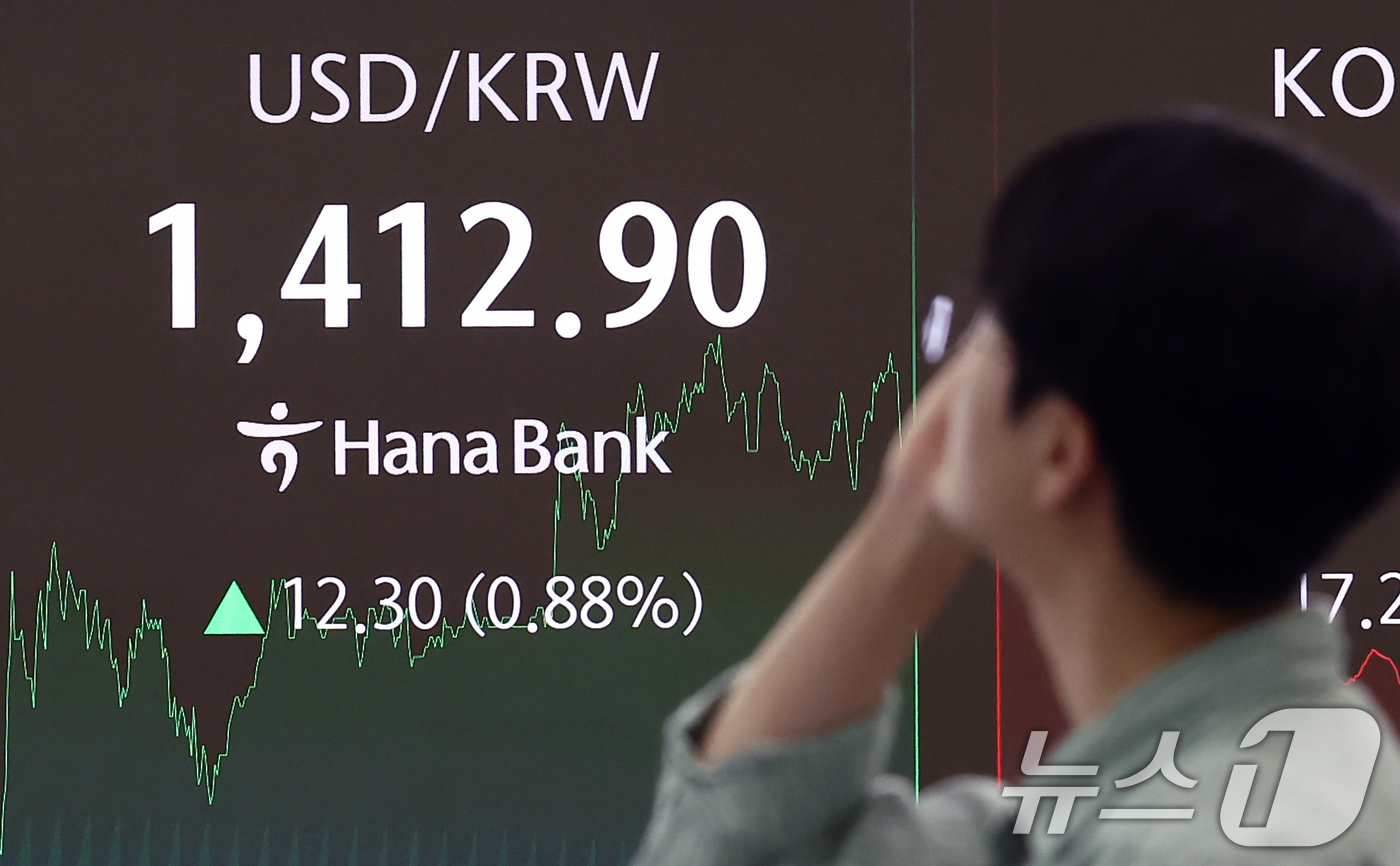 (서울=뉴스1) 김민지 기자 = 미국 경제지표 호조로 달러가 강세를 나타내면서 원·달러 환율이 넉 달 만에 장중 1410원대를 돌파한 26일 오후 서울 중구 하나은행 본점 딜링룸 …