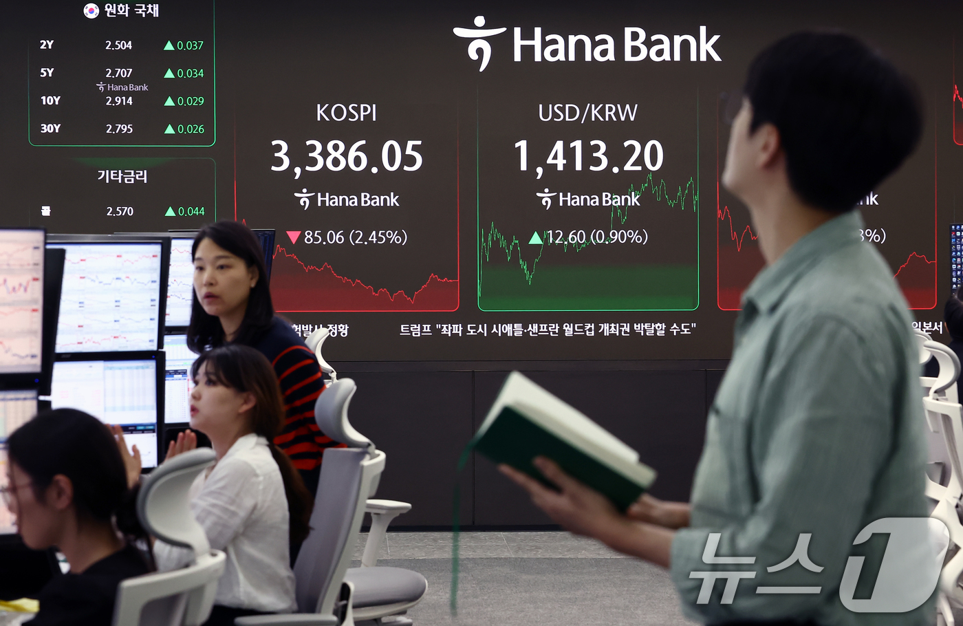 (서울=뉴스1) 김민지 기자 = 미국 경제지표 호조로 달러가 강세를 나타내면서 원·달러 환율이 넉 달 만에 장중 1410원대를 돌파한 26일 오후 서울 중구 하나은행 본점 딜링룸 …