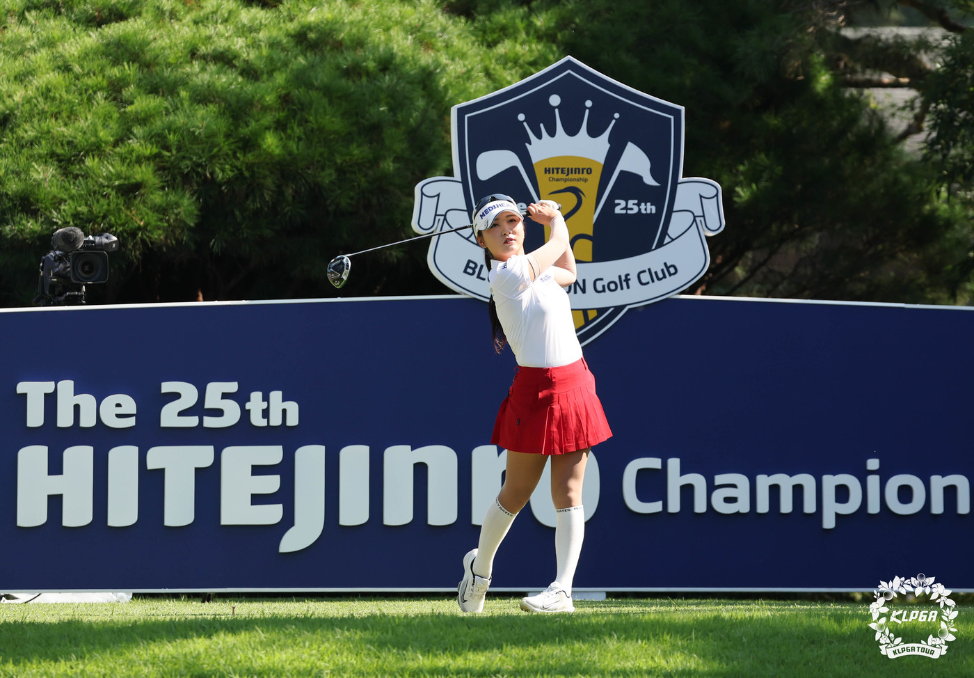 (서울=뉴스1) = 이예원이 26일 경기 여주 블루헤런GC에서 열린 '제25회 하이트진로 챔피언십' 2라운드 10번 홀에서 티샷을 치고 있다. (KLPGA 제공. 재판매 및 DB …