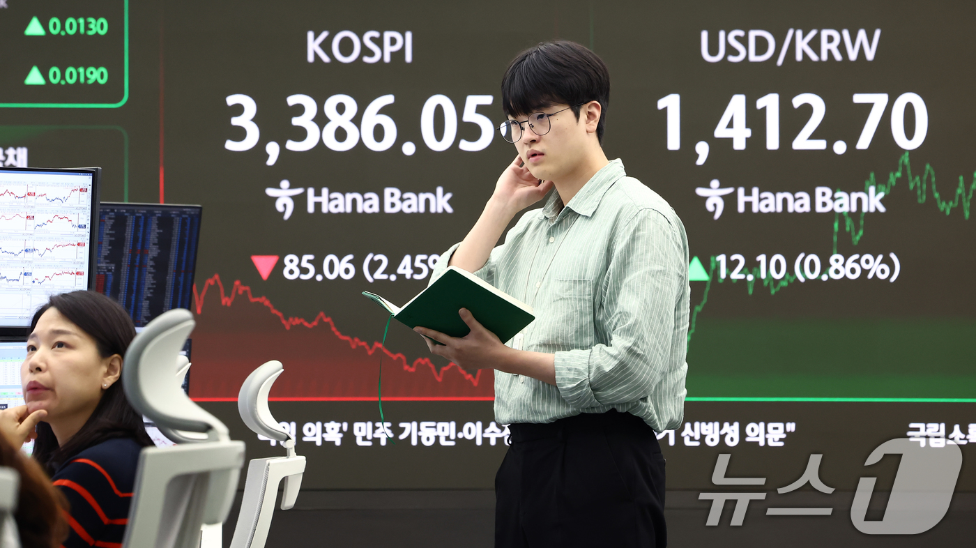 (서울=뉴스1) 김민지 기자 = 26일 오후 서울 중구 하나은행 본점 딜링룸에서 딜러들이 업무를 보고 있다.이날 코스피는 전 거래일(3471.11)보다 85.06포인트(2.45%) …