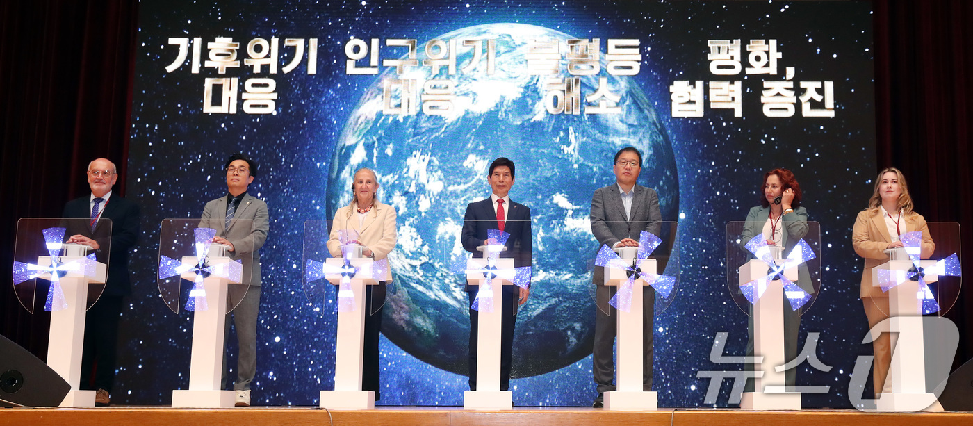 (대구=뉴스1) 공정식 기자 = 26일 오후 대구 달서구 계명대학교 성서캠퍼스에서 열린 '제12회 국제교육도시연합(IAEC) 아시아·태평양 네트워크 지역회의' 개막식에서 이태훈 달 …