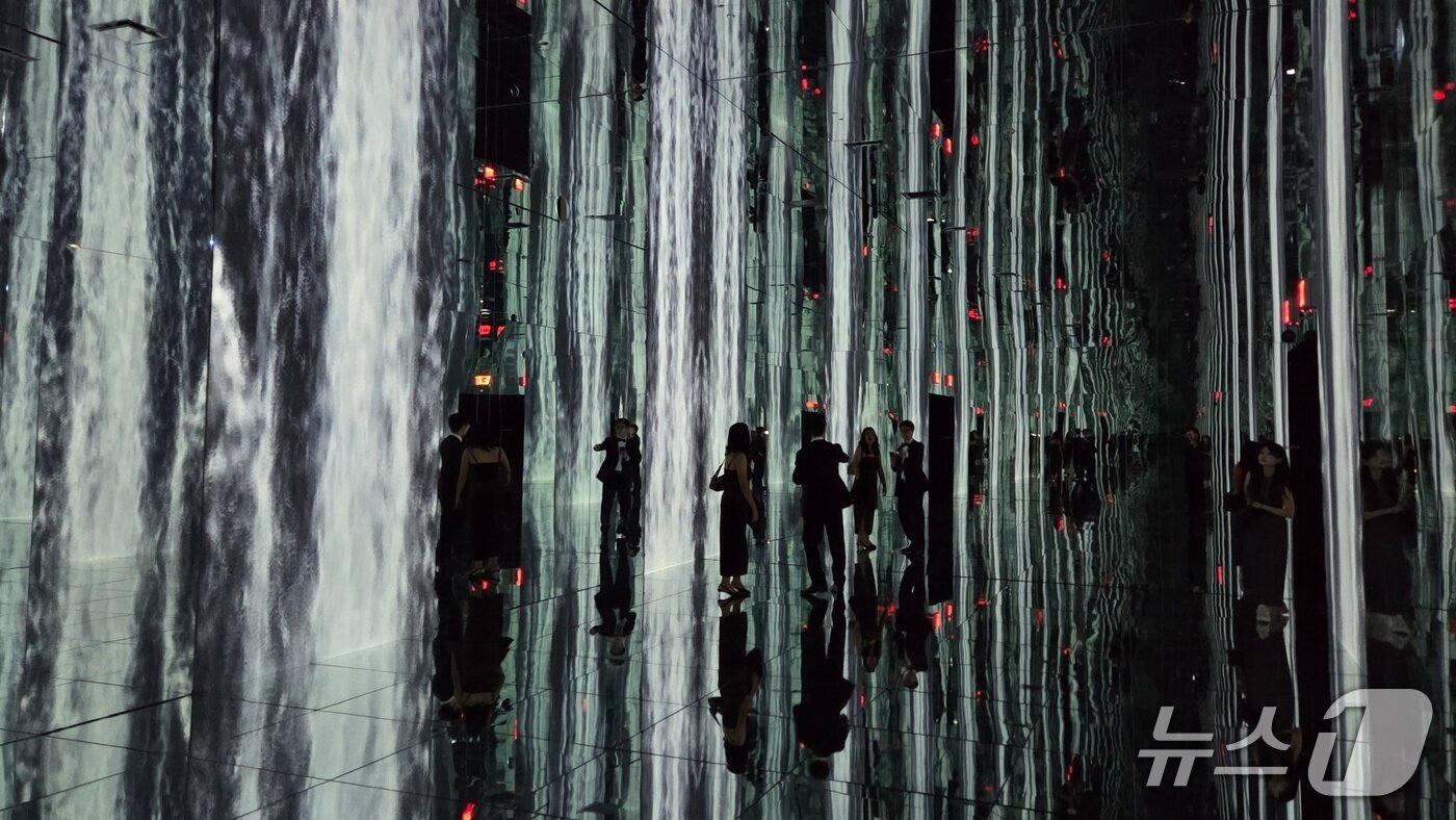 본문 이미지 - &#39;아르떼뮤지엄뉴욕&#39;에 마련된 미디어아트 작품 &#39;폭포&#39;&#40;워터폴 인피니트&#41; 2025.9.25/ⓒ뉴스1 이정후 기자