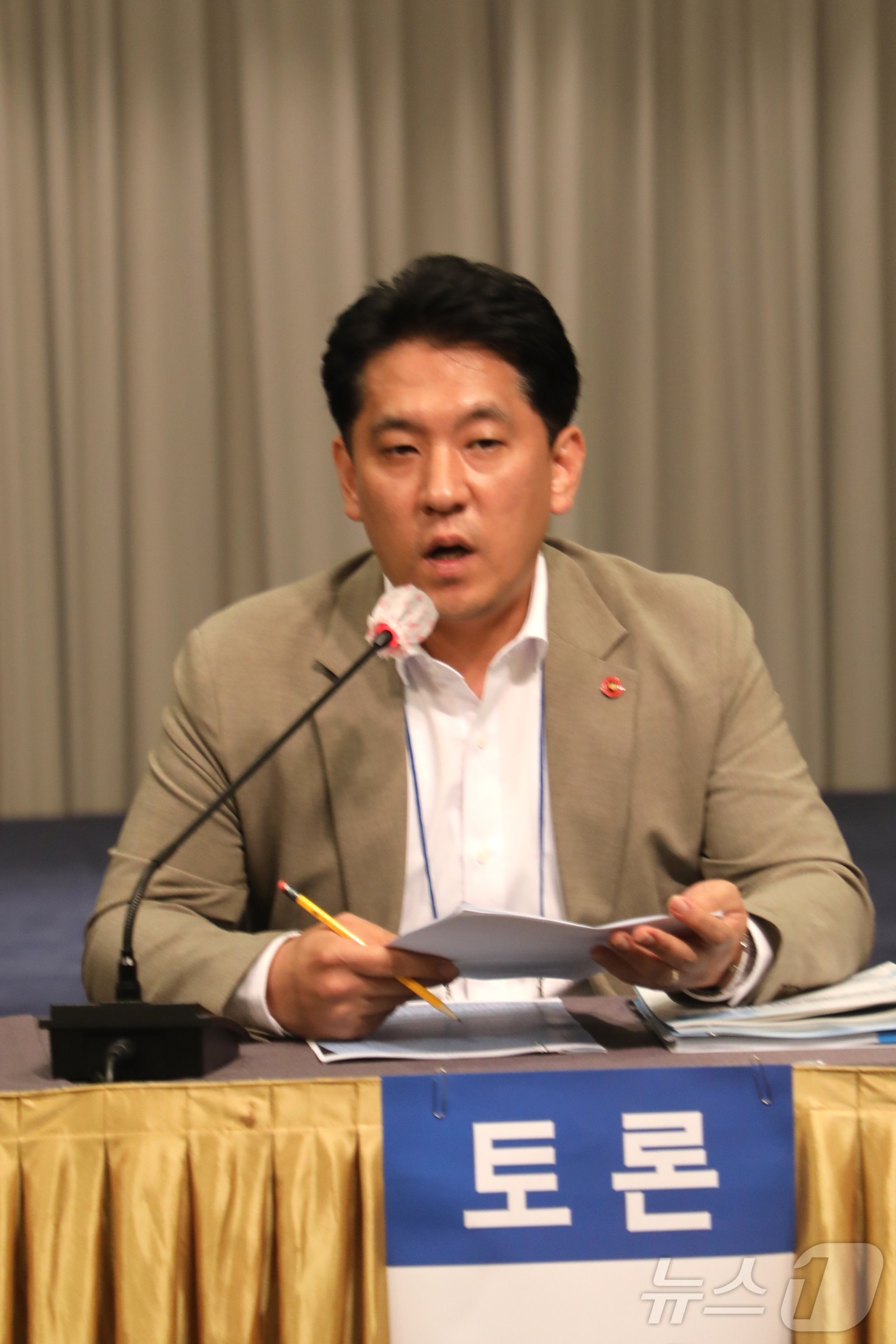 (제주=뉴스1) 강승남 기자 = 제주도의회 농수축경제위원회 한권 의원이 26일 제주아스타호텔에서 열린 '제10회 제주플러스포럼'에서 토론하고 있다. 이 포럼은 제주대학교RISE사업 …