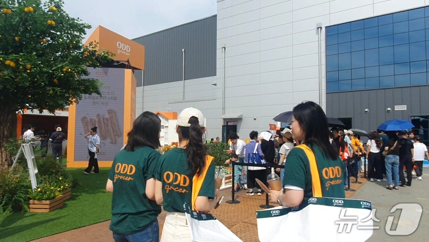 본문 이미지 - 김현영 하림지주 차장(가운데)이 26일 전북 익산 하림 퍼스트키친에서 열린 식품문화축제 'NS푸드페스타 2025 in 익산'에서 '오드그로서' 브랜드존을 방문해 동료 직원들과 대화를 하고 있다.