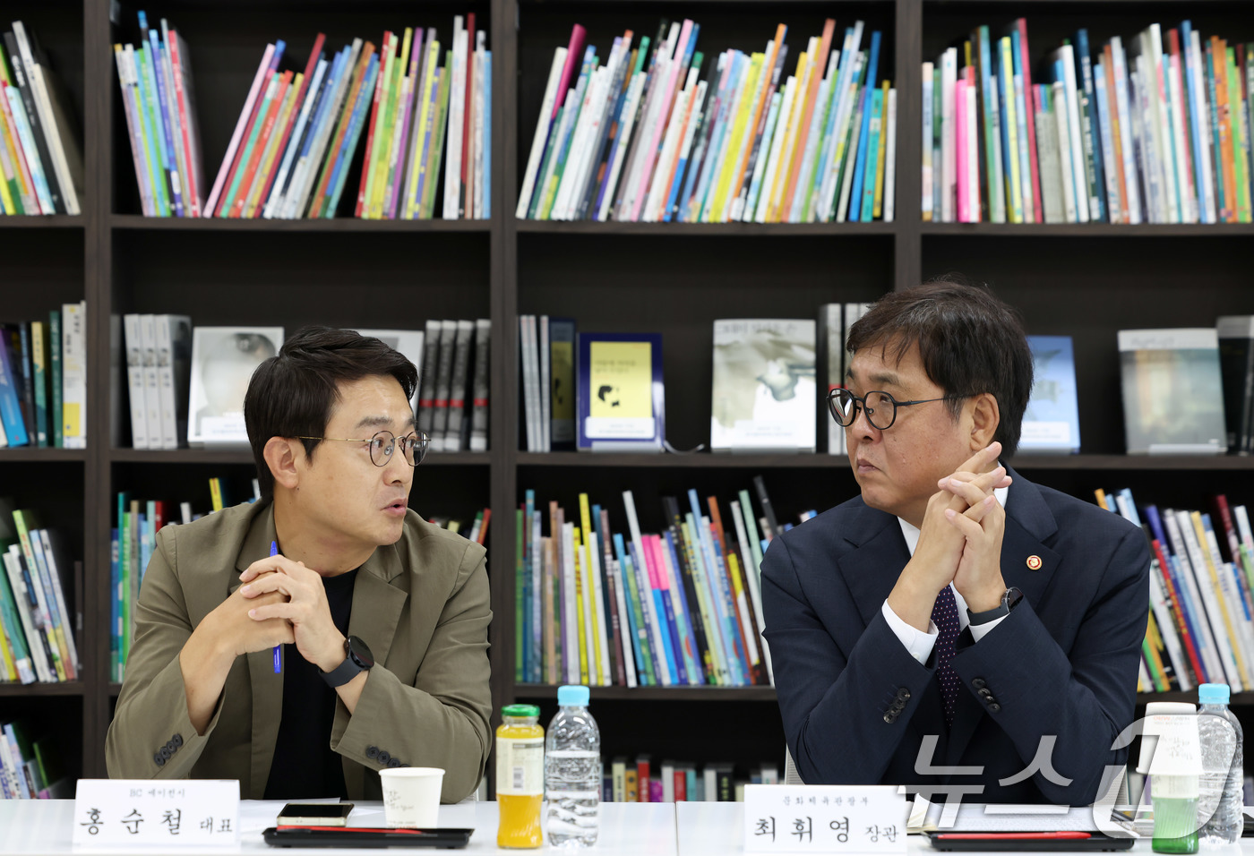 (서울=뉴스1) = 최휘영 문화체육관광부 장관이 26일 서울 마포구 한국출판문화산업진흥원 서울사무소에서 열린 '출판계 소통 간담회'에 참석해 현장 전문가들과 출판산업 발전을 위한 …