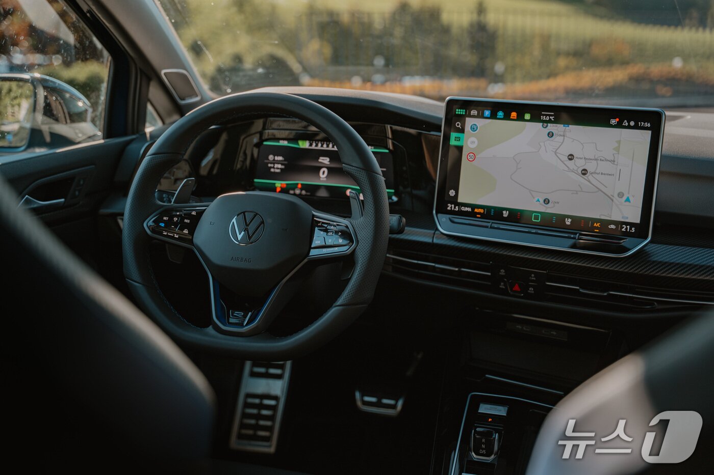 본문 이미지 -  폭스바겐 골프 R 실내.&#40;폭스바겐 제공&#41;