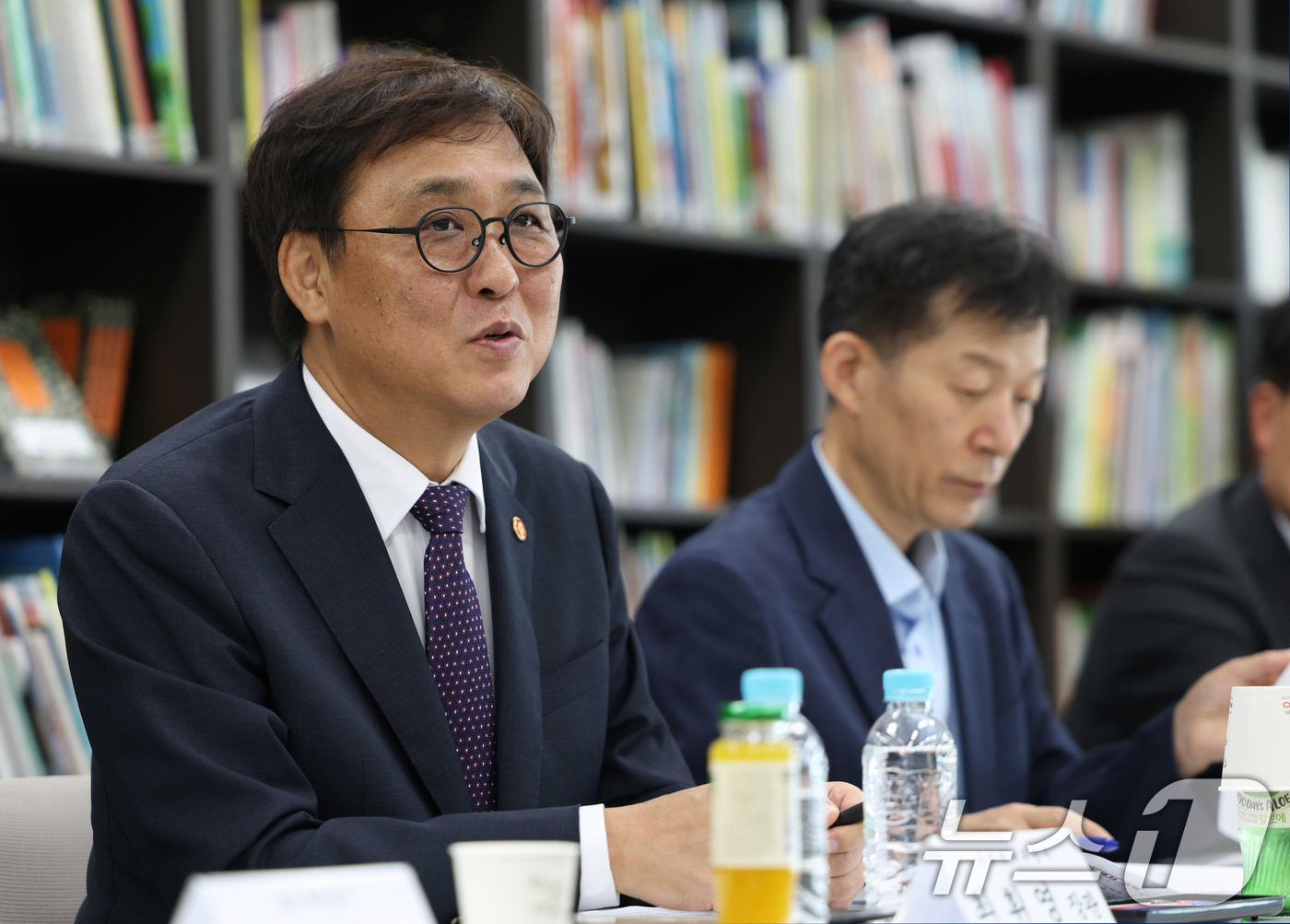 (서울=뉴스1) = 최휘영 문화체육관광부 장관이 26일 서울 마포구 한국출판문화산업진흥원 서울사무소에서 열린 '출판계 소통 간담회'에 참석해 현장 전문가들과 출판산업 발전을 위한 …