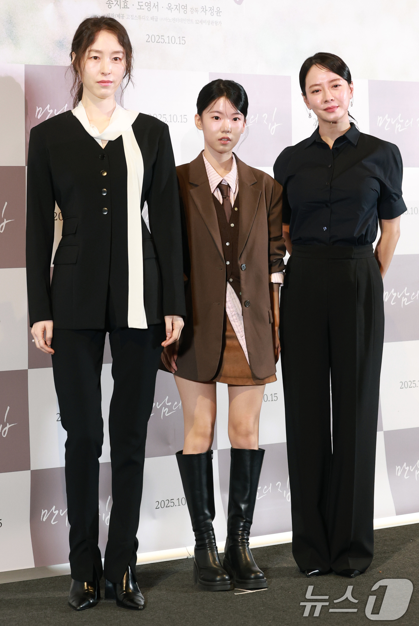 (서울=뉴스1) 권현진 기자 = 배우 옥지영(왼쪽부터)과 도영서, 송지효가 26일 서울 용산구 CGV용산아이파크몰에서 열린 영화 ‘만남의 집’ 언론시사회에 참석해 포즈를 취하고 있 …
