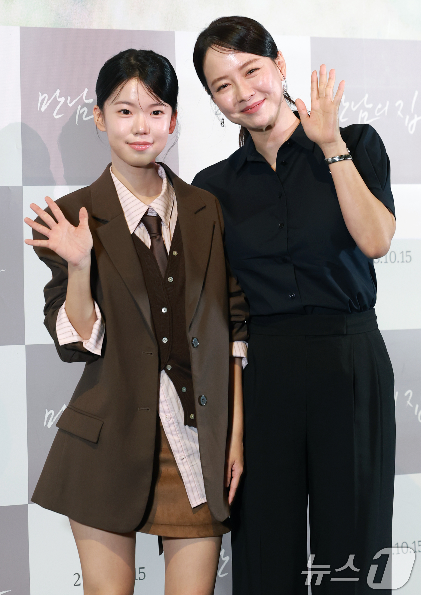 (서울=뉴스1) 권현진 기자 = 배우 도영서와 송지효(오른쪽)가 26일 서울 용산구 CGV용산아이파크몰에서 열린 영화 ‘만남의 집’ 언론시사회에 참석해 포즈를 취하고 있다.'만남의 …