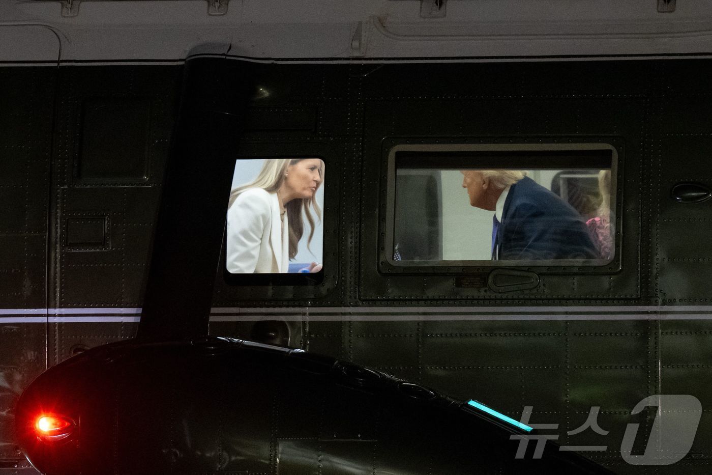 본문 이미지 - 트럼프 미국 대통령과 부인 멜라니아 여사가 대통령 전용 헬리콥터 &#39;마린 원&#39;에서 대화하는 모습. 2025.09.23. ⓒ AFP=뉴스1 ⓒ News1 이지예 객원기자