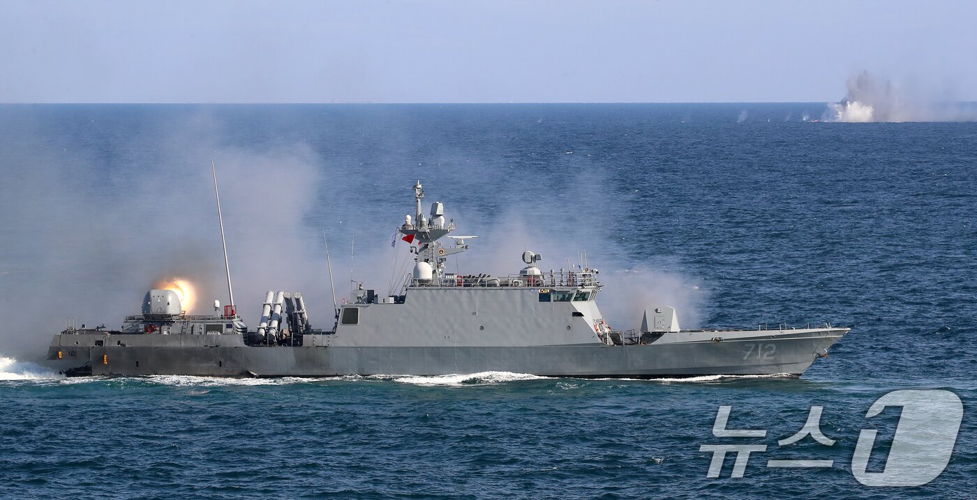 본문 이미지 - 26일 오후 부산 인근 해상에서 열린 2025 대한민국해군 관함식에서 해상화력 훈련 시범이 진행되고 있다. 2025.9.26/뉴스1 ⓒ News1 윤일지 기자