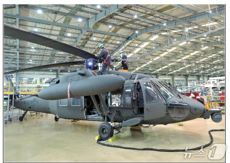 본문 이미지 - 대한항공 테크센터에서 정비를 받고 있는 UH-60 ‘블랙호크’ &#40;대한항공 제공&#41;