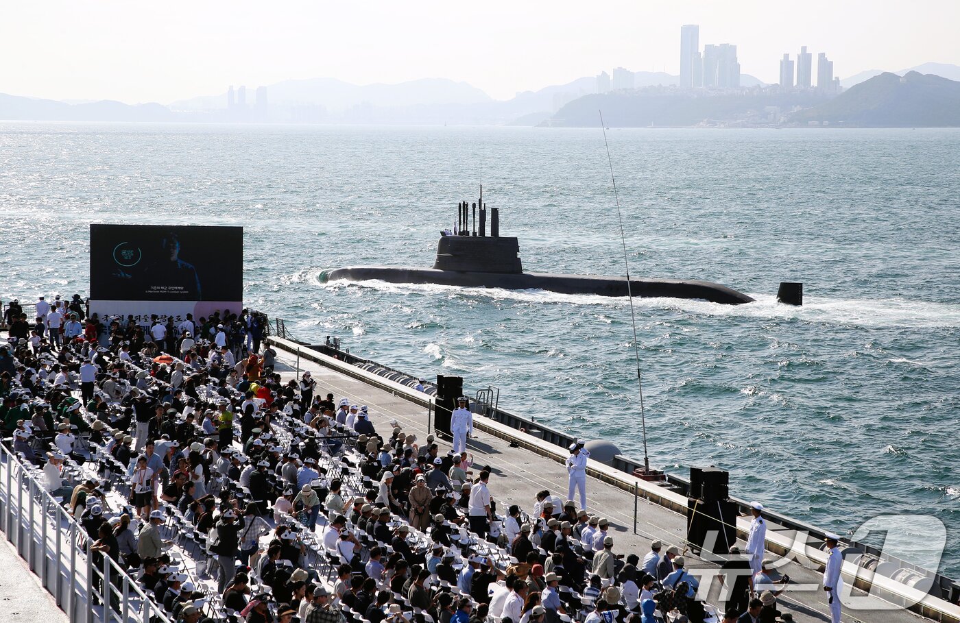 본문 이미지 - 26일 오후 부산 인근 해상에서 열린 2025 대한민국해군 관함식에서 해군 잠수함이 기동하고 있다. &#40;공동취재&#41; 2025.9.26/뉴스1 ⓒ News1 윤일지 기자