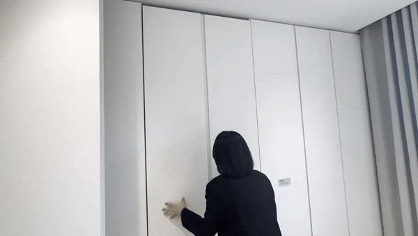 본문 이미지 - 26일 방문한 삼성물산의 &#39;넥스트 홈&#39; 테스트베드에서 기능성 가구 &#39;넥스트 퍼니처&#39;로 공간 분리를 시연하고 있다. 2025.09.26/뉴스1 ⓒ News1 윤주현 기자