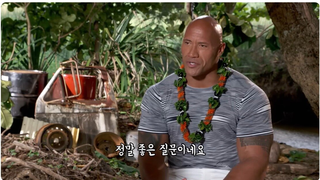 본문 이미지 - 이승국과 인터뷰하는 배우 드웨인 존슨(이승국 유튜브 영상 캡처)