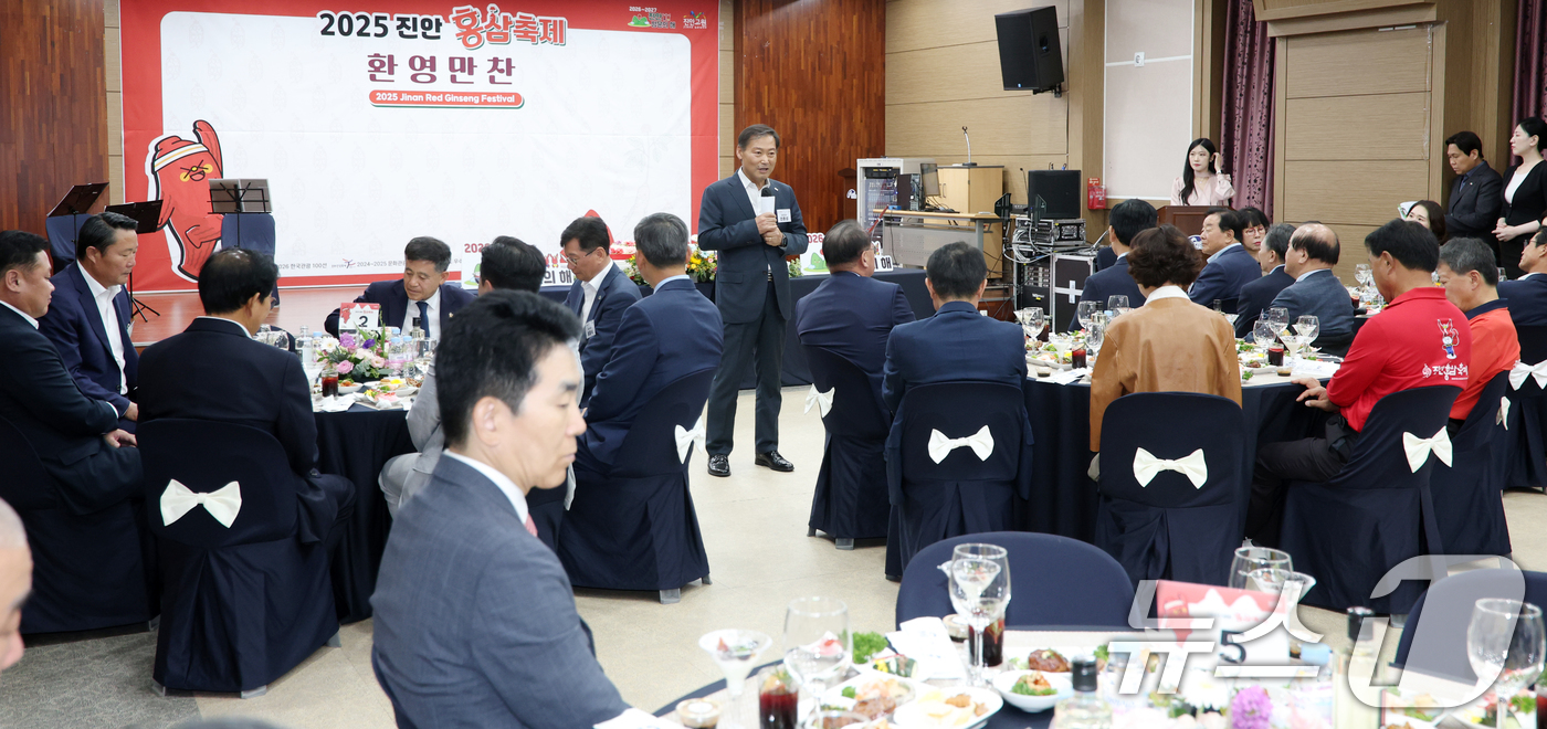 (진안=뉴스1) 유경석 기자 = 전춘성 진안군수가 26일 전북 진안군 산약초타운에서 열린 2025 진안 홍삼축제 리셉션에서 인사말을 하고 있다. 2025.9.26/뉴스1