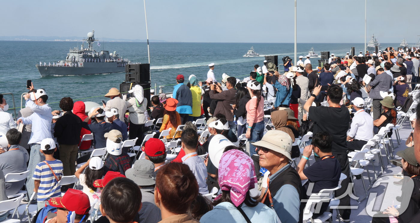 (부산=뉴스1) 윤일지 기자 = 26일 오후 부산 인근 해상에서 열린 2025 대한민국해군 관함식에서 해군 함정들이 기동하고 있다.이번 해상사열에는 함정 31척과 항공기 18대 등 …