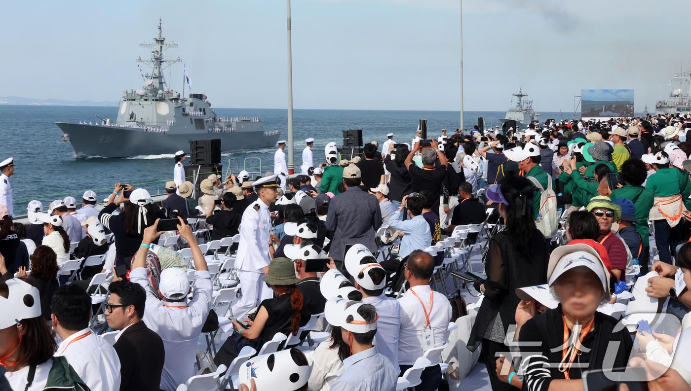 (부산=뉴스1) 윤일지 기자 = 26일 오후 부산 인근 해상에서 열린 2025 대한민국해군 관함식에서 해군 함정들이 기동하고 있다.이번 해상사열에는 함정 31척과 항공기 18대 등 …