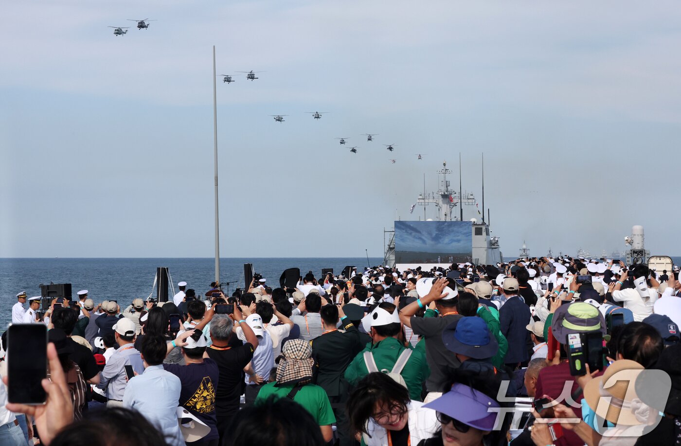 본문 이미지 - 26일 오후 부산 인근 해상에서 열린 2025 대한민국해군 관함식에서 해군 항공기들이 대오를 맞춰 기동하고 있다.  &#40;공동취재&#41; 2025.9.26/뉴스1 ⓒ News1 윤일지 기자