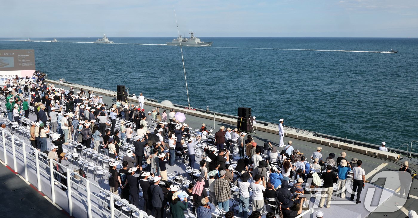 (부산=뉴스1) 윤일지 기자 = 26일 오후 부산 인근 해상에서 열린 2025 대한민국해군 관함식에서 훈련 시범이 진행되고 있다.이번 해상사열에는 함정 31척과 항공기 18대 등이 …