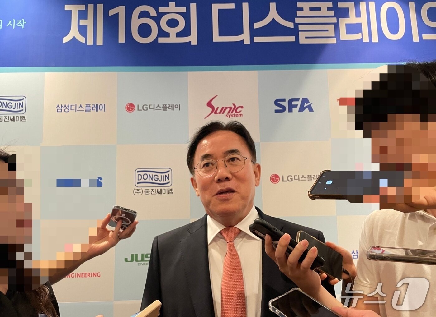 본문 이미지 - 정철동 LG디스플레이 대표이사 사장이 26일 서울 송파구 롯데호텔월드에서 열린 &#39;제16회 디스플레이의 날 기념식&#39;에 참석하기 전 기자들과 질답하고 있다.&#40;LG디스플레이 제공&#41;