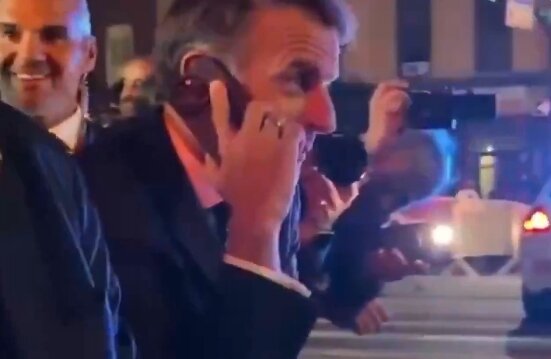 본문 이미지 - 마크롱 대통령의 트럼프 대통려의 차량 행렬 때문에  통행을 저지당하자 트럼프 대통령과 통화하는 모습. <소셜미디어 엑스 @defensesignal>2025.09.22