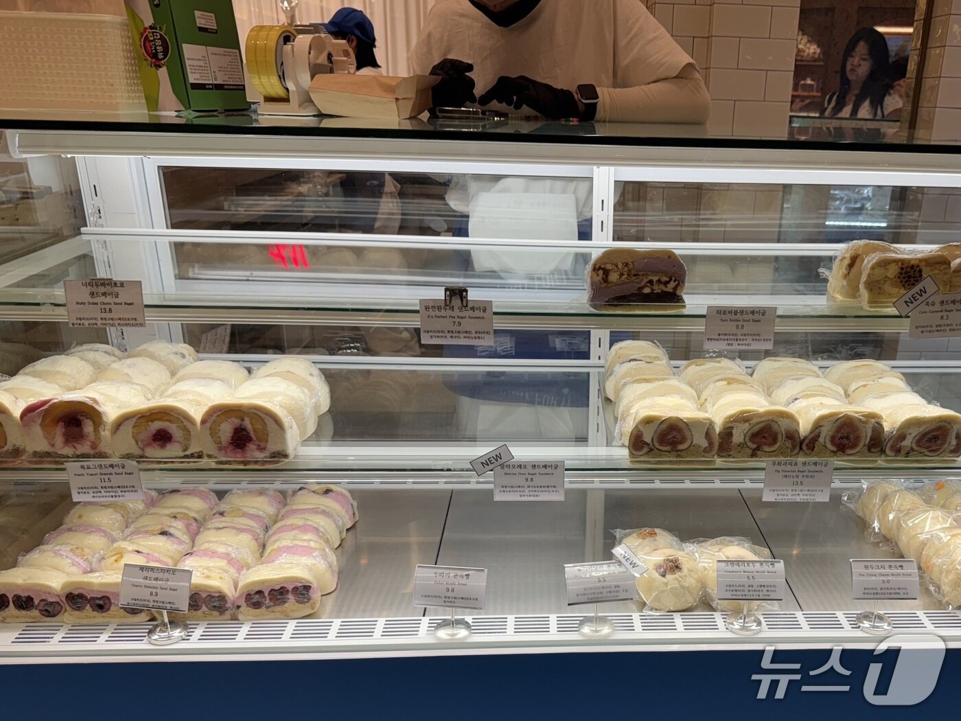 본문 이미지 - 지난달 25일 오후 &#39;샌드베이글&#39;을 판매하는 인기 빵집에서 진행하는 팝업 매장. 몇몇 빵들이 품절된 상태다.