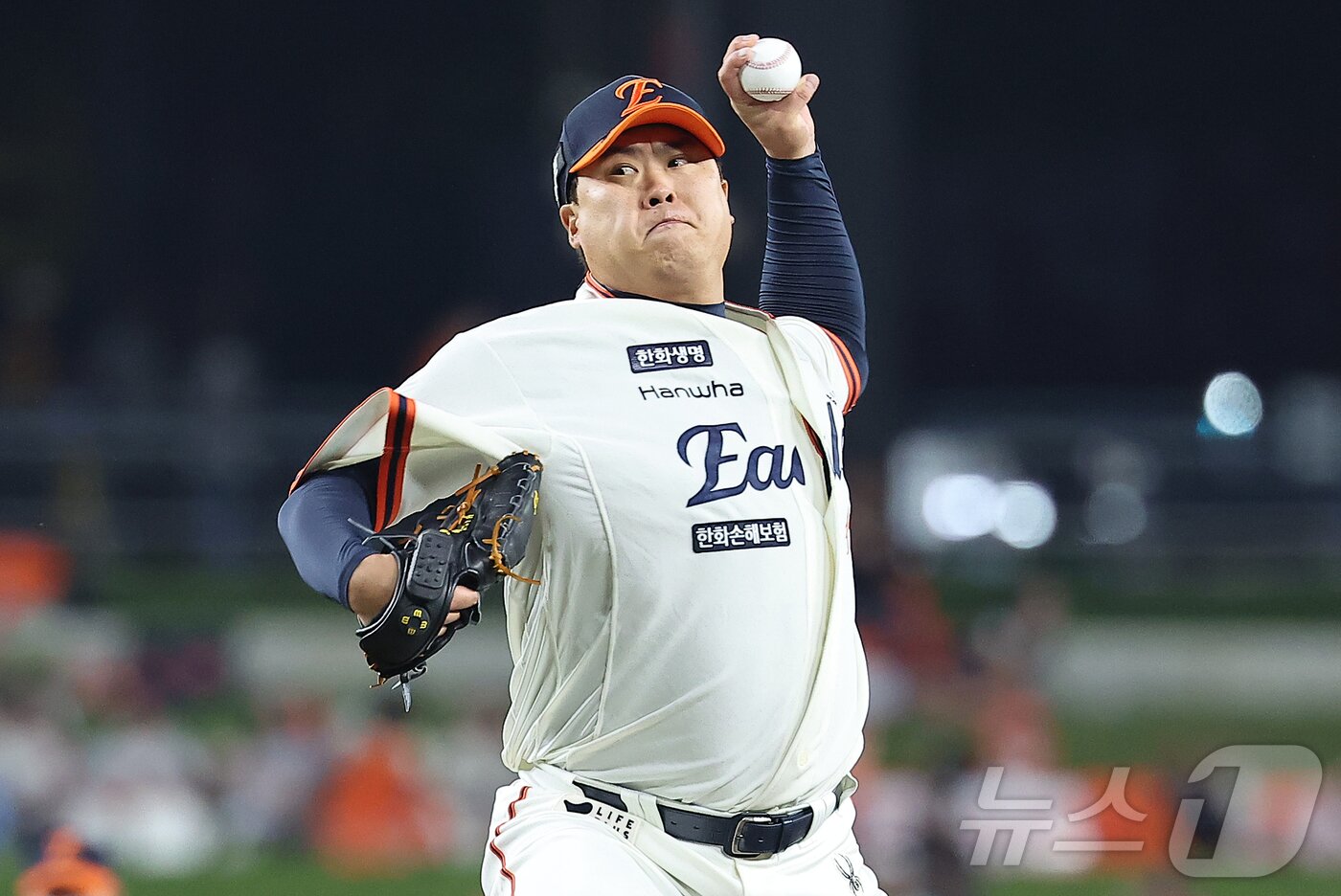 본문 이미지 - 플레이오프 3차전 선발투수로 나서는 한화 이글스 류현진. /뉴스1 DB ⓒ News1 김진환 기자