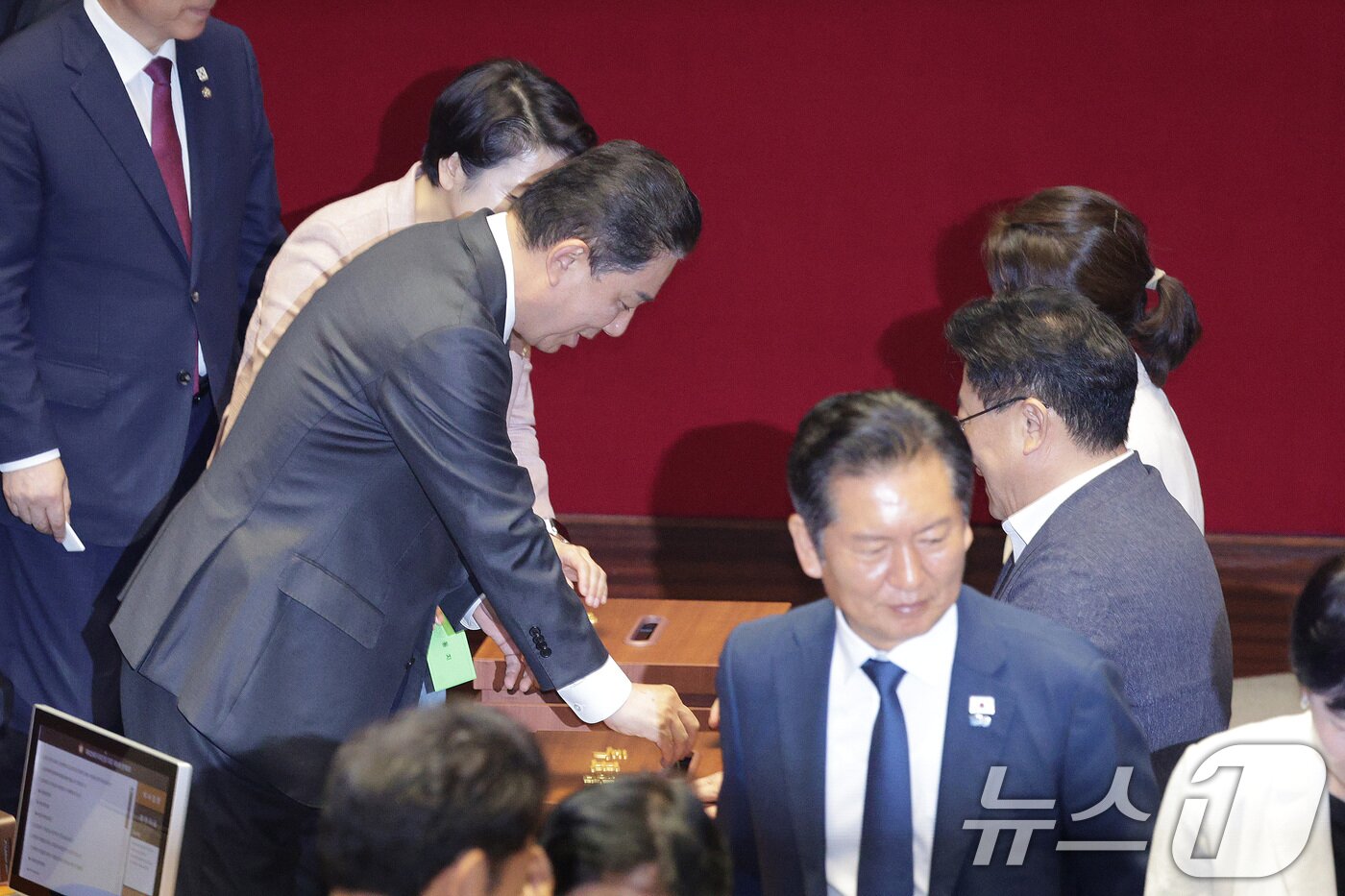 본문 이미지 - 정청래 더불어민주당 대표와 김병기 원내대표가 26일 서울 여의도 국회에서 열린 제429회국회&#40;정기회&#41; 9차 본회의에서 검찰청 폐지를 골자로 한 정부조직법 일부개정법률안&#40;대안&#41;에 대한 무제한토론&#40;필리버스터&#41; 종결동의의 건을 투표하고 있다. 2025.9.26/뉴스1 ⓒ News1 신웅수 기자